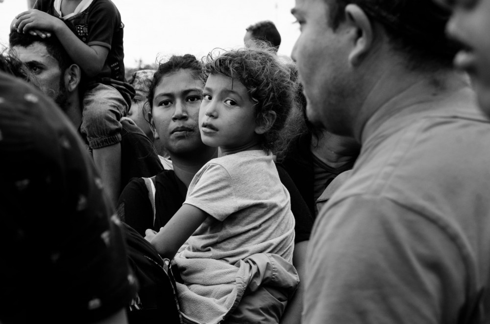 Bức ảnh mang tên Sắp đến nơi rồi (Almost there) của nữ nhiếp ảnh gia Ada Trillo chụp khoảng khắc những người Mexico (có cả trẻ em) xin tị nạn vào Mỹ hồi tháng 01/2020 với mong đợi sẽ tìm kiếm được một cuộc sống tốt đẹp hơn. Tuy nhiên, với chính sách thắt chặt việc nhập cư khiến hầu hết những người này bị buộc phải trở về lại đất nước của mình.