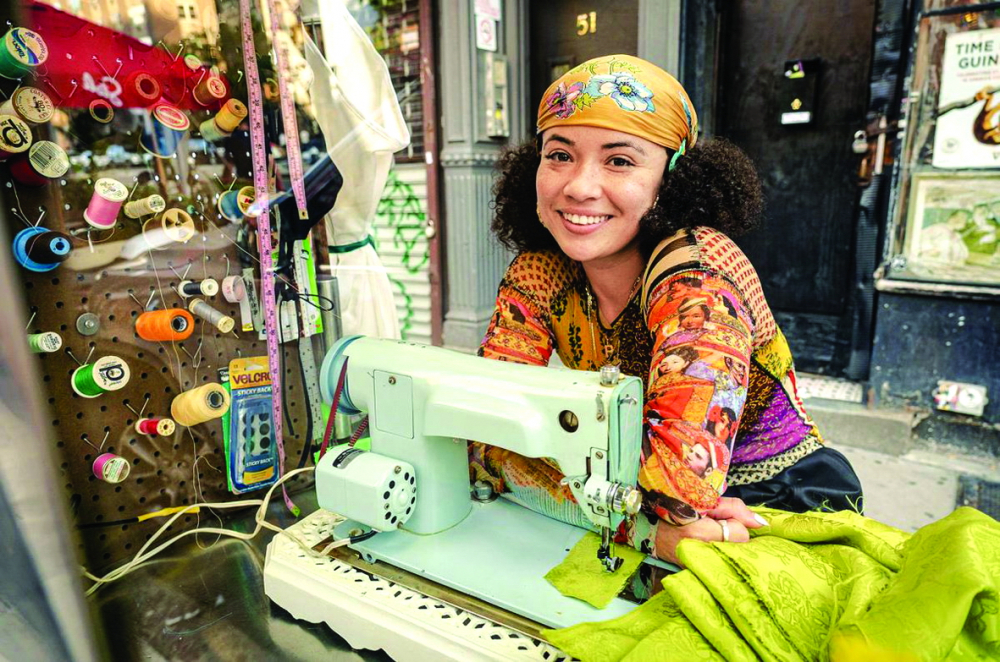 Makayla Wray cạnh “hiệu may” lưu động cô tái dựng từ một chiếc xe đẩy bán cà phê - Ảnh: New York Post