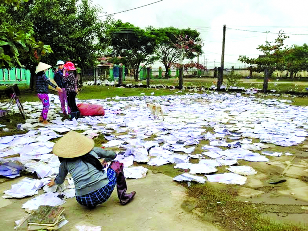 Mùa bão lũ, những con chữ được phơi khắp miền quê - Ảnh: Dũ Tuấn