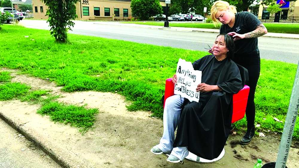 Steller và một khách hàng trò chuyện trong lúc cô cắt tóc miễn phí cho họ trên phố - Ảnh: Kare 11