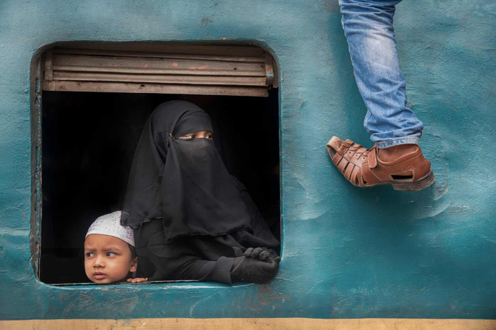 Nữ nhiếp ảnh gia Yuet Yee Wong với tấm ảnh mang tên Watch Out (Tạm dịch: Cẩn thận) kể về một cảnh nhảy tàu trốn vé ở Bangladesh.