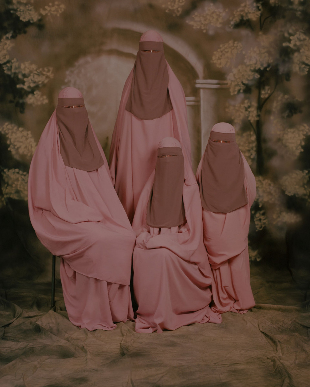 Pink Niqab là tác phẩm của nữ nhiếp ảnh gia Jaimy Gail với hàm ý rằng, những điều chúng ta được biết chưa hẵn là tất cả những gì chúng ta có thể biết.