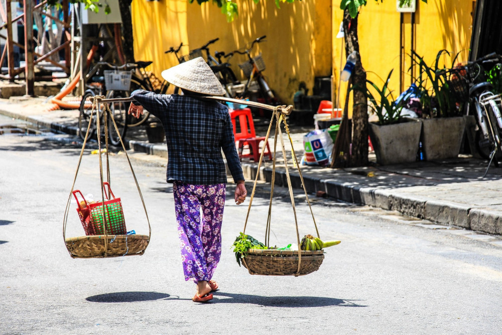 Nhiều người già vất vả mưu sinh (ảnh minh họa)