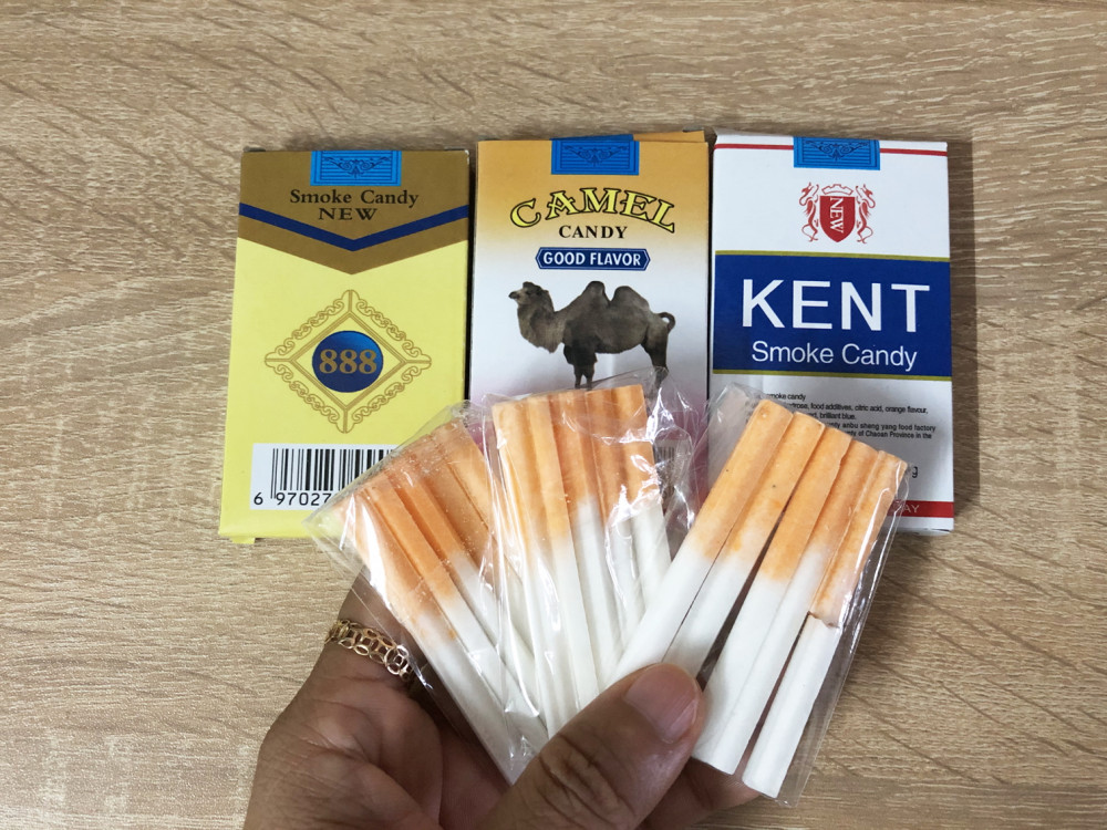 “Kẹo thuốc lá” được bán đầy trước các cổng trường 