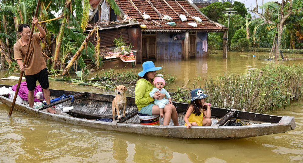 Một gia đình ở huyện Hải Lăng, Quảng Trị di chuyển bằng ghe.