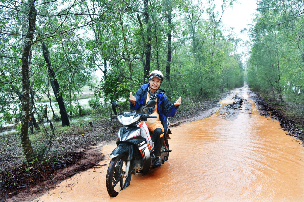 Nhiếp ảnh gia Thế Phong trong chuyến về miền Trung 8 ngày vừa qua, anh phải thay đổi nhiều phương tiện đi lại khác nhau.