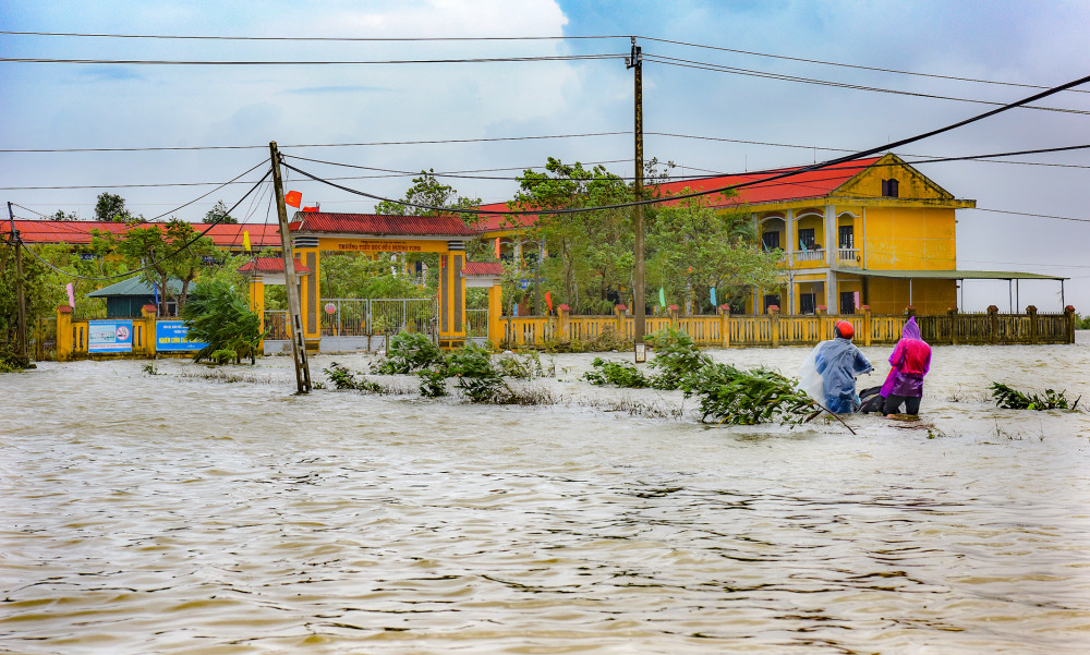 Nhiều điểm trường tại Huế ngập trong nước.