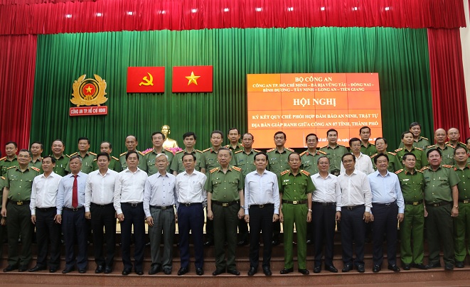 Bí thư Thành ủy TPHCM Nguyễn Văn Nên, lãnh đạo Bộ công an và các địa phương tham gia lễ ký kết.