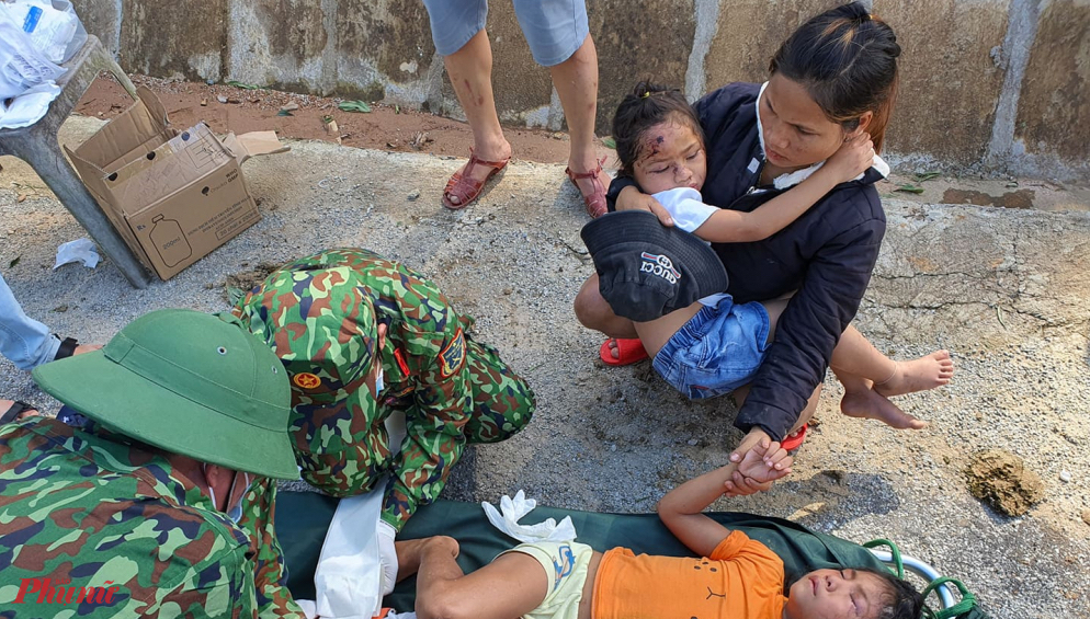 Bé Hồ Hà My (SN 2012) con gái đầu của chị Hồ Thị Hà bị thương nặng ở chân được quân y sơ cứu trước khi chuyển về Trung tâm y tế huyện Bắc Trà My cứu chữa.