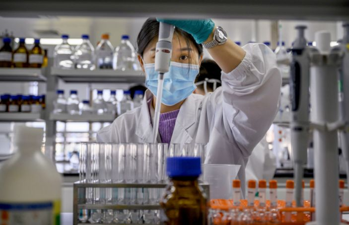 Một kỹ thuật viên làm việc trong phòng thí nghiệm Sinovac ở Bắc Kinh - Ảnh: Getty Images