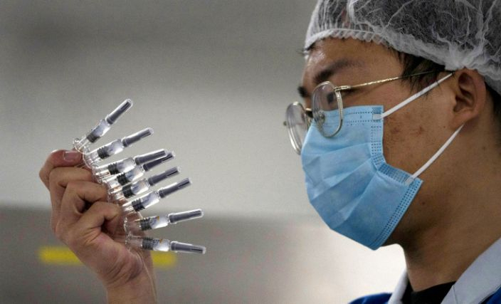 Kiểm tra ống tiêm vắc-xin COVID-19 do Sinovac sản xuất tại nhà máy ở Bắc Kinh (Trung Quốc) - Ảnh: AP