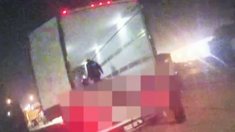 Khoảnh khắc cảnh sát đến kiểm tra chiếc xe container đầy thi thể người nhập cư lậu - Ảnh: Sky News