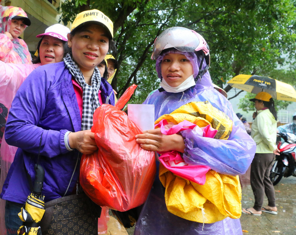 Bà Trần Thị Phương Hoa – phó chủ tịch Hội LHPN TPHCM tặng quà cho bà con xã biên giới Tân Hóa ( huyện Minh Hóa, Quảng Bình)
