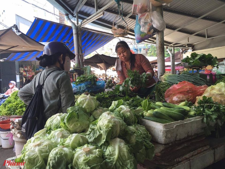 Ảnh hưởng mưa bão, nhiều loại rau củ tại chợ lẻ TP.HCM vẫn neo giá cao