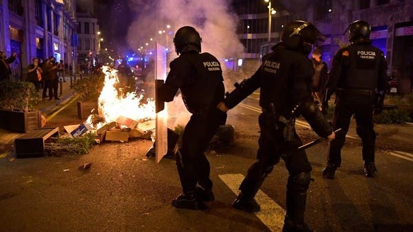 Cảnh sát cố gắng giải tán đám đông tại Barcelona.