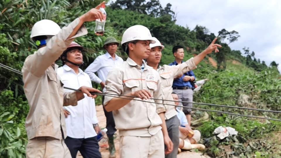 Lực lượng chức năng đang tiếp tế thức ăn cho 200 công nhân thủy điện Đăk Mi2 bằng đường cáp treo qua sông