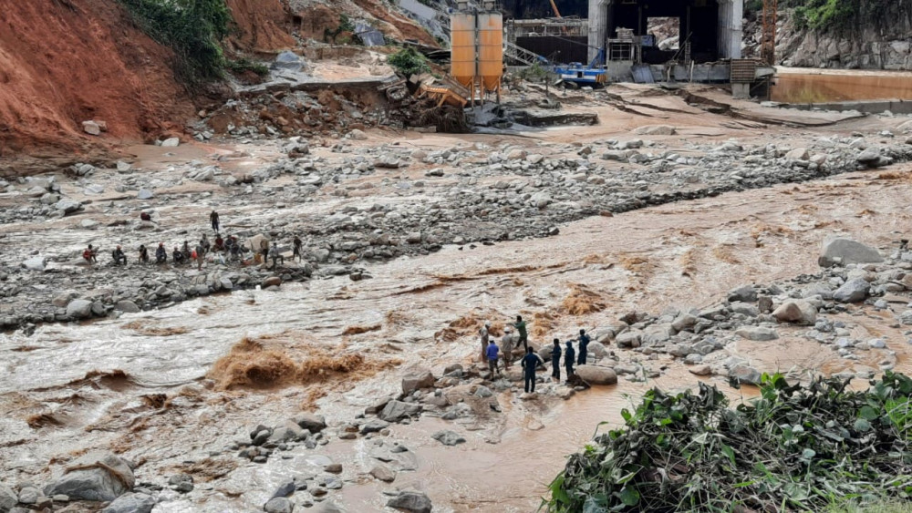 Một điểm sạt lở tại huyện Phước Lộc, Quảng Nam khiến hơn 1000 người bị cô lập