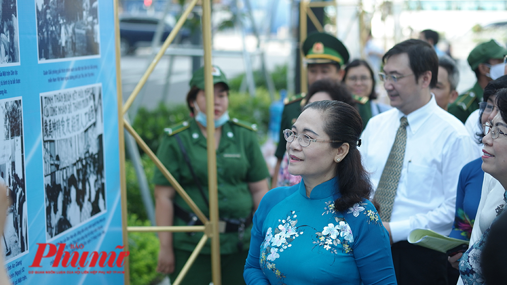 Bà Nguyễn Thị Lệ - Chủ tịch HĐND TPHCM đến tham quan triển lãm về Dân vận khéo sáng 30/10/2020