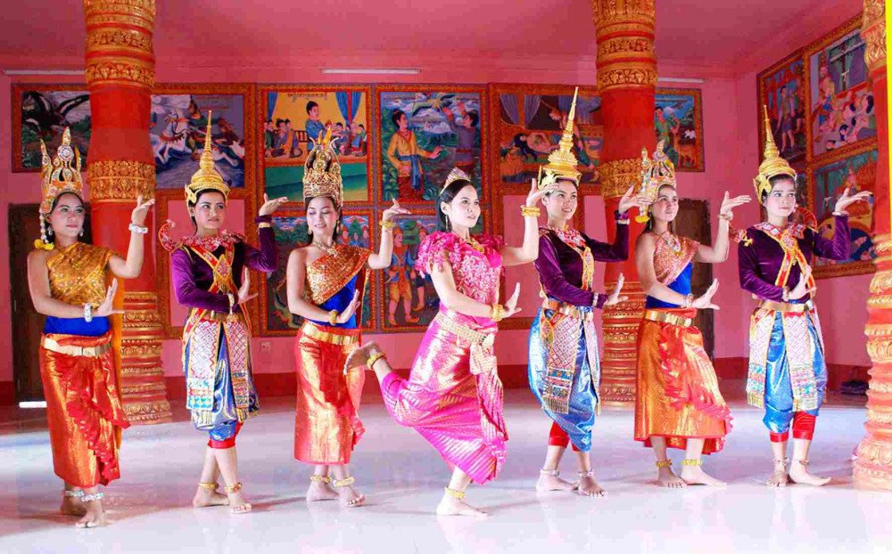 Màn trình diễn của nhóm nữ với điệu múa Rom Vong