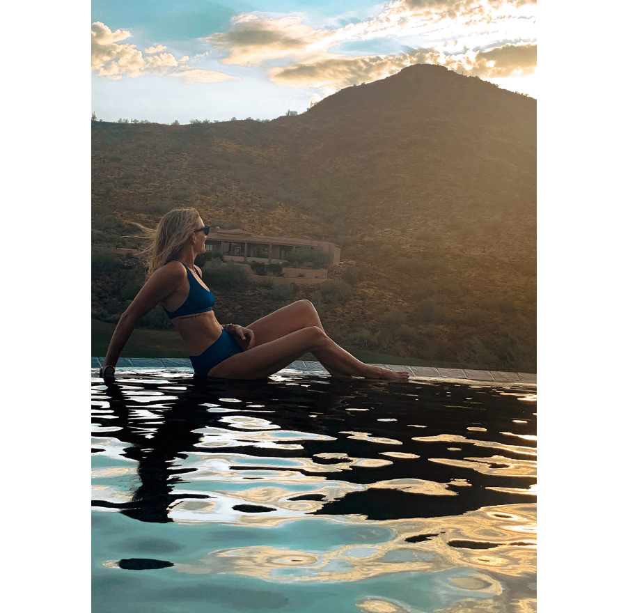 Medina Culver đăng lên mạng xã hội những bức ảnh cô mặc đồ bơi để chứng minh rằng các bác sĩ nữ không nên bị đánh giá về ngoại hình của họ - Ảnh: Instagram Culver