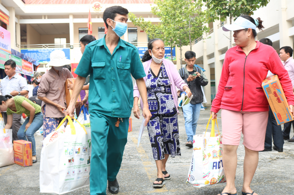 Ban tổ chức chuẩn bị sẵn túi đi chợ và các bạn trẻ túc trực hỗ trợ bà con mang thực phẩm vừa mua được ra về. 