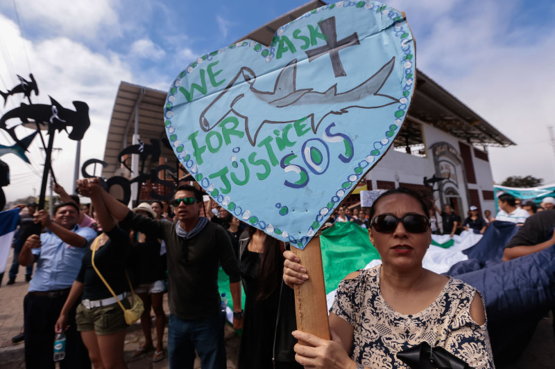 Cư dân quần đảo Galápagos hôm 25/8/2017 biểu tình bên ngoài tòa án nơi xét xử thủy thủ đoàn một tàu mang cờ Trung Quốc bị Hải quân Ecuador tịch thu vì đánh cá trộm - Ảnh: AFP/Getty Images