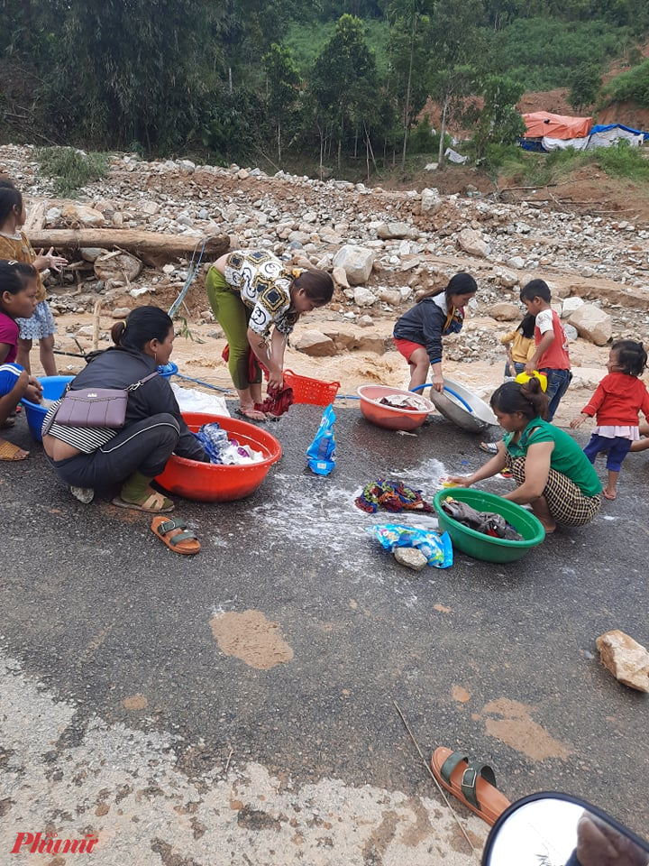 Hàng trăm người đang lâm vào cảnh màn trời chiếu đất. Họ tranh thủ giặt giũ áo quần bên dòng nước lũ đục ngầu