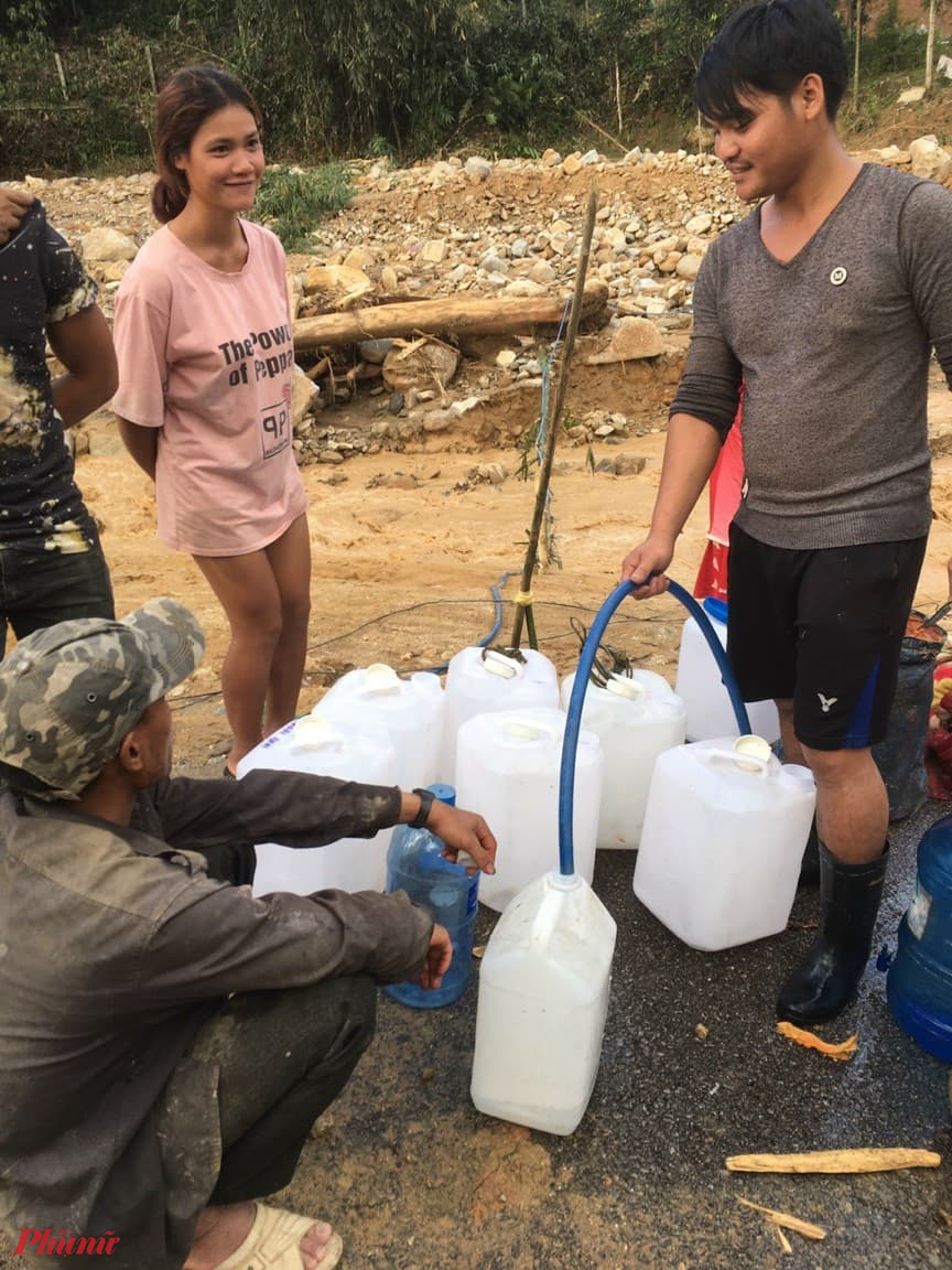 Nước sinh hoạt đang thiếu nghiêm trọng do nước lũ vây tứ phía, những con suối cũng đã bị làm ô nhiễm