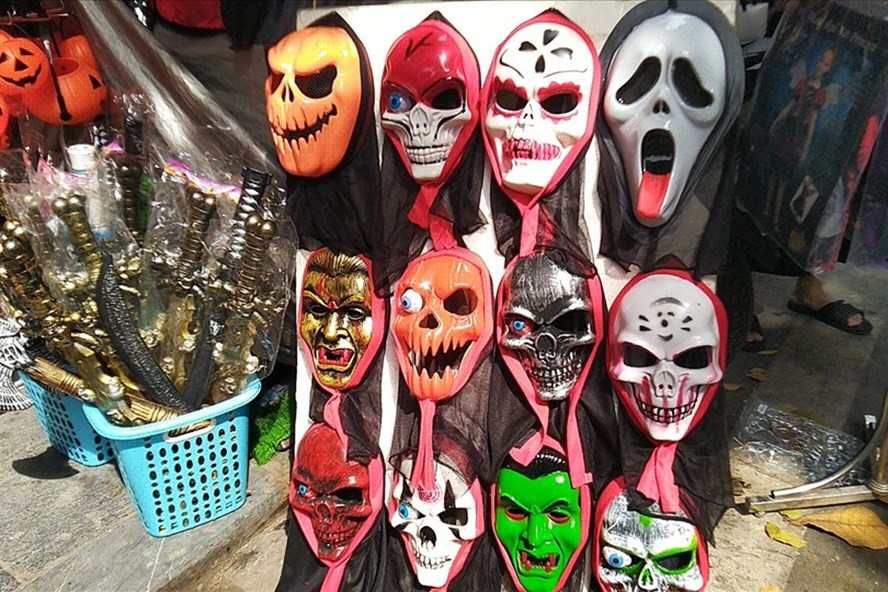 mặt nạ Halloween bán đầy các cửa hàng và rất nhiều phụ huynh sẵn sàng mua cho con nhỏ