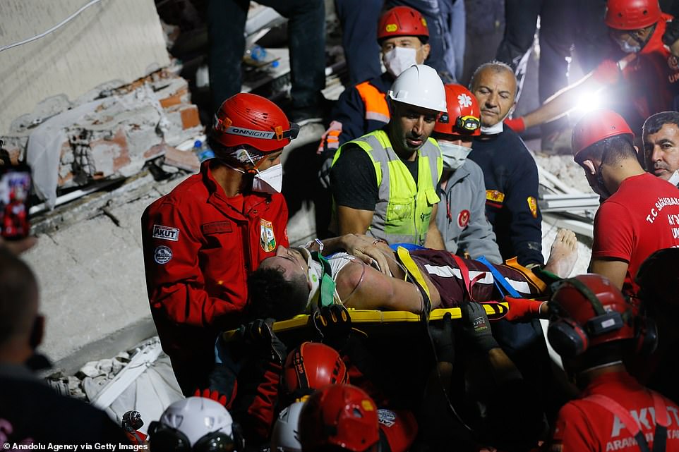 Những người bị thương được cắt ra khỏi đống đổ nát của một tòa nhà lật đổ ở Izmir, Thổ Nhĩ Kỳ, sau khi trận động đất xảy ra
