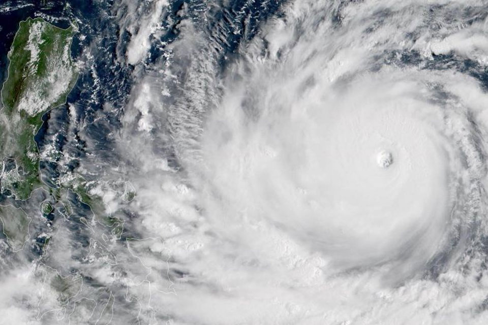 Philippines sơ tán hàng ngàn dân trước con bão mạnh nhất thế giới năm 2020 Goni đổ bộ vào nước này.