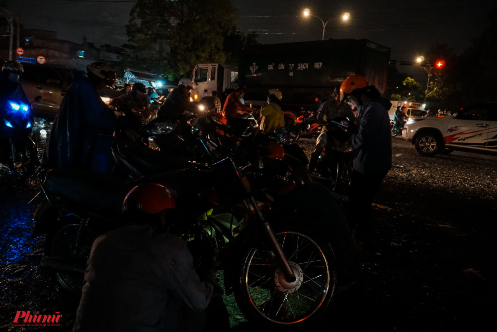 Ngã tư đường Nguyễn Văn Linh và Quốc lộ 50 hỗn loạn khi hàng loạt xe máy sửa chửa xe máy tại giao lộ