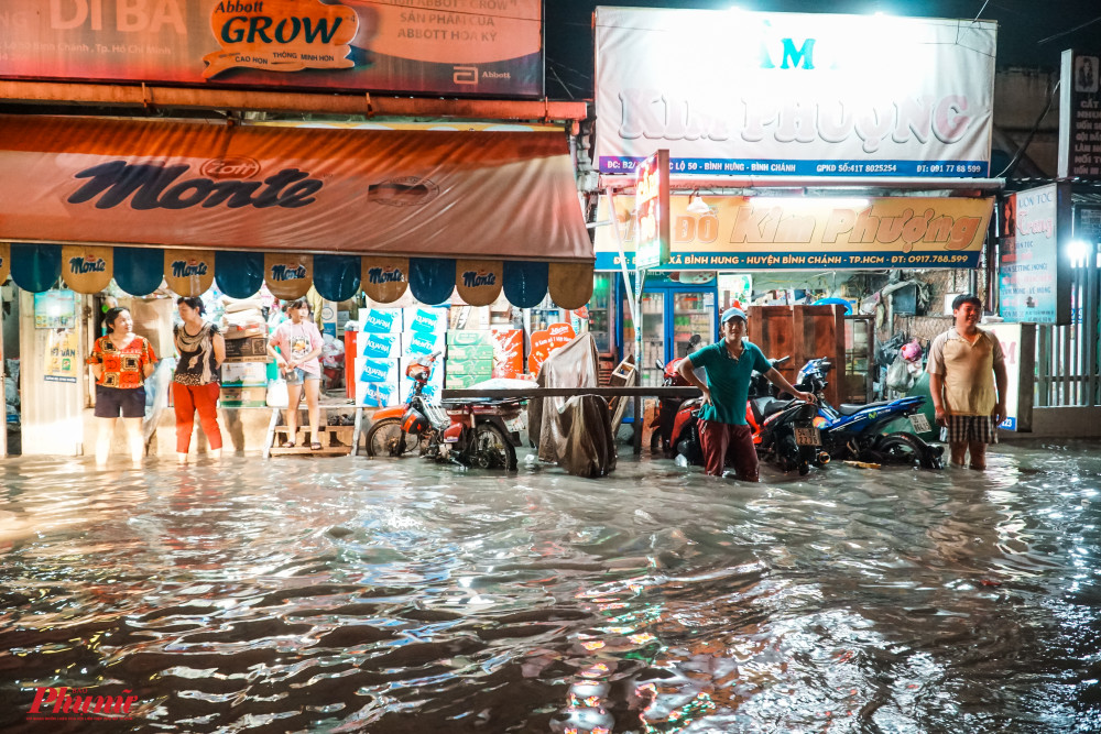 Các cửa hàng bị ảnh hưởng nghiêm trọng vì nước ngập, nhiều hàng hóa bị ngập nước