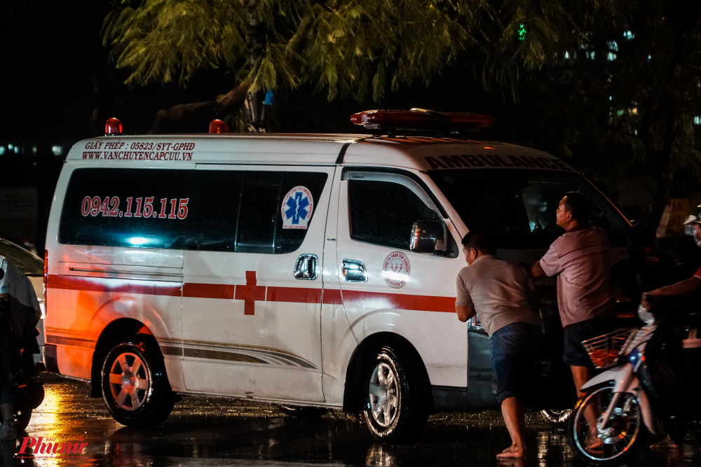 Người dân cũng tài xế đã đẩy xe ra đường Nguyễn Văn Linh để nhờ xe cứu hộ đến hỗ trợ