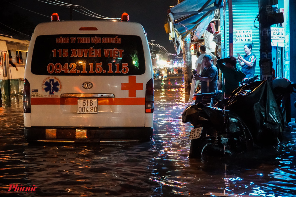 Một xe cấp cứu tê liệt vị ngập nước, rất may, thời điểm ngập, xe không chở bệnh nhân