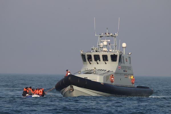 Một chiếc thuyền của bọn buôn người đưa lậu người di cư vào Anh qua eo biển Manche đang bị cảnh sát chặn bắt - Ảnh: Turbulent Times