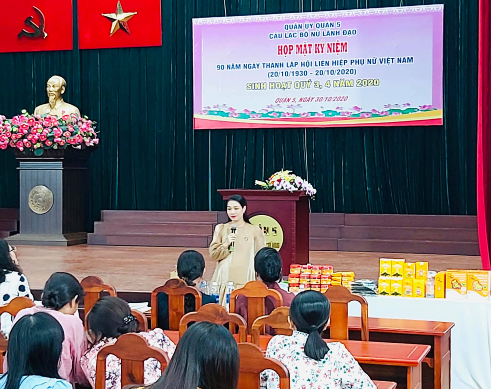 Nữ doanh nhân Pang Mỹ Minh đang chia sẻ về chế độ ăn uống, tập luật để giữ tuổi thanh xuân cùng các chị em