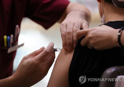 Hàn Quốc ghi nhận 83 ca tử vong liên quan đến tiêm vắc-xin cúm - Ảnh: Yonhap