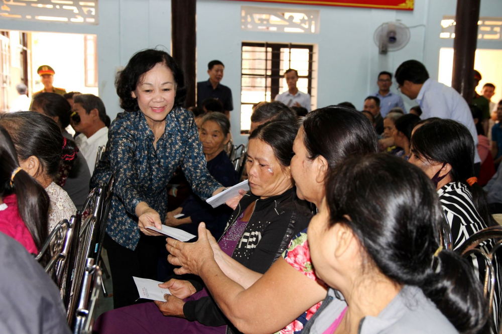 Trưởng ban Dân vận Trung ương Trương Thị Mai chia sẻ khó khăn với người dân Thừa Thiên - Huế.