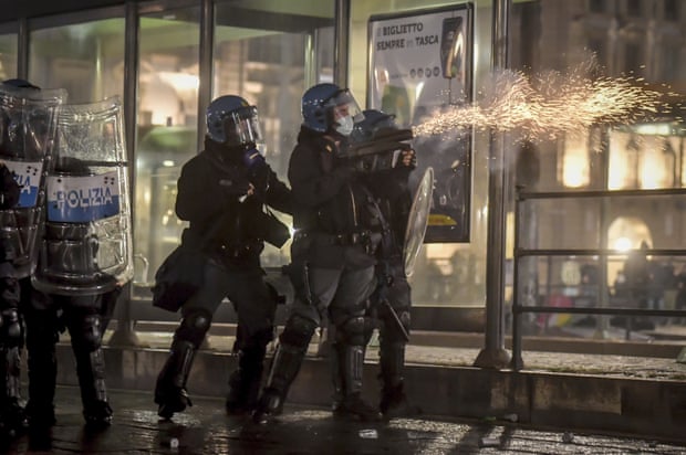 Cảnh sát chống bạo động Ý dùng hơi cay để giải tán đám đông.