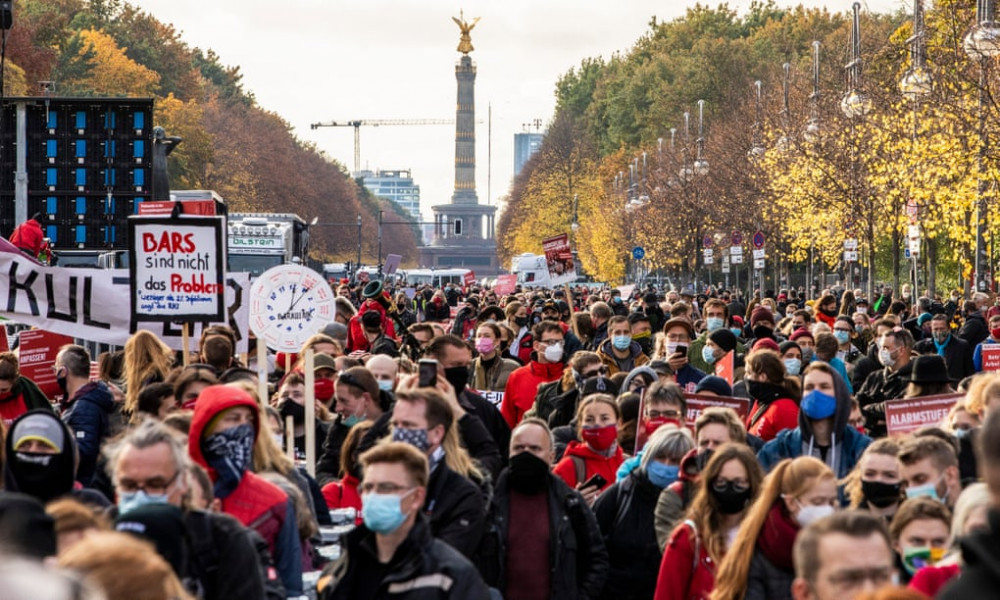  người biểu tình tập trung tại Cổng Brandenburg ở Berlin để yêu cầu hỗ trợ tài chính trong đợt đại dịch thứ hai.