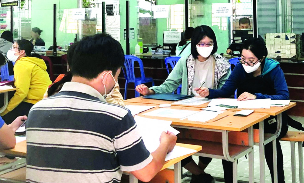 Người lao động kê khai lãnh trợ cấp thất nghiệp tại Trung tâm Dịch vụ việc làm TP.HCM