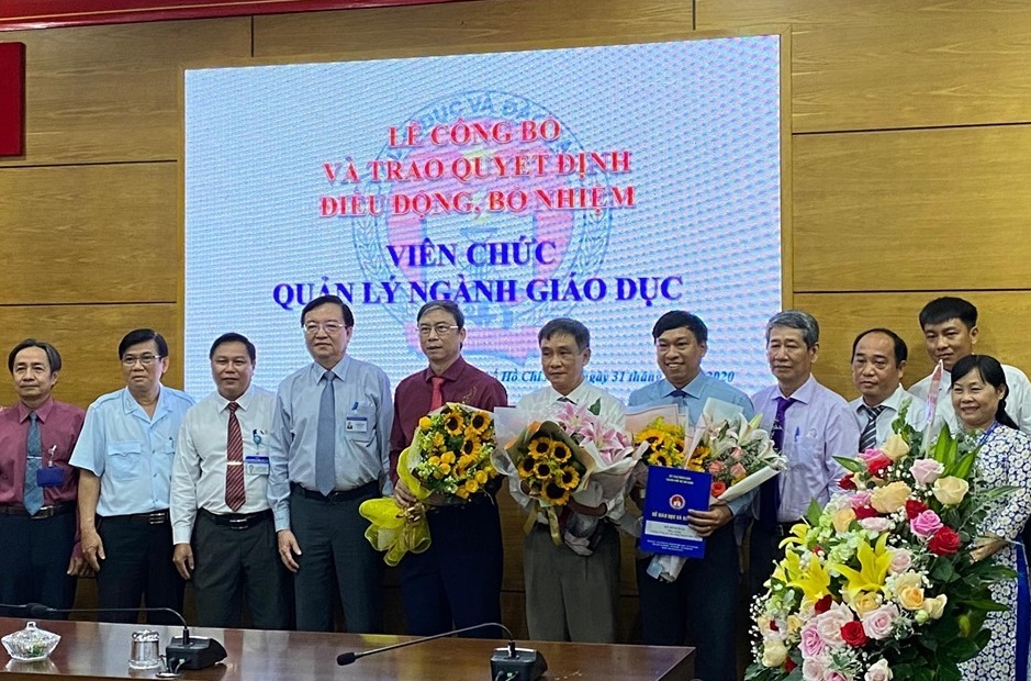 Ông Đỗ Đình Đảo nhận quyết định bổ nhiệm về làm HIệu trưởng trường THPT Nguyễn Hữu Thọ