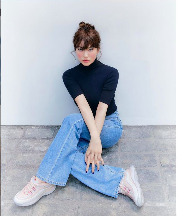 Áo dệt kim cổ lọ được Song Hye Kyo kết hợp với quần jeans xanh 