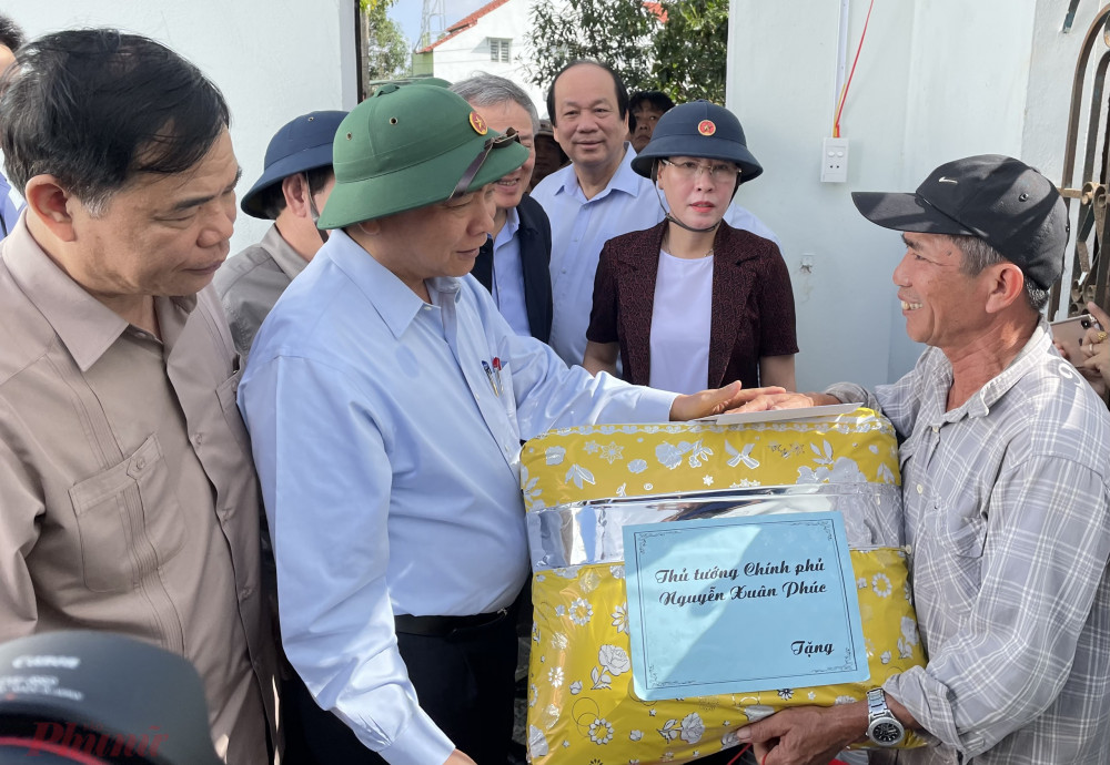 Thủ tướng Nguyễn Xuân phúc động viên và hỗ trợ người dân bị thiệt hại nặng do bão số 9 gây ra ở Quảng Ngãi