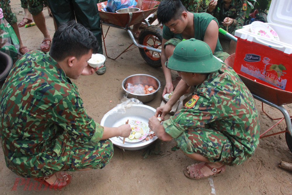 Lực lượng bộ đội cũng tranh thủ ăn trưa rồi vận chuyển hàng đến nơi tập kết