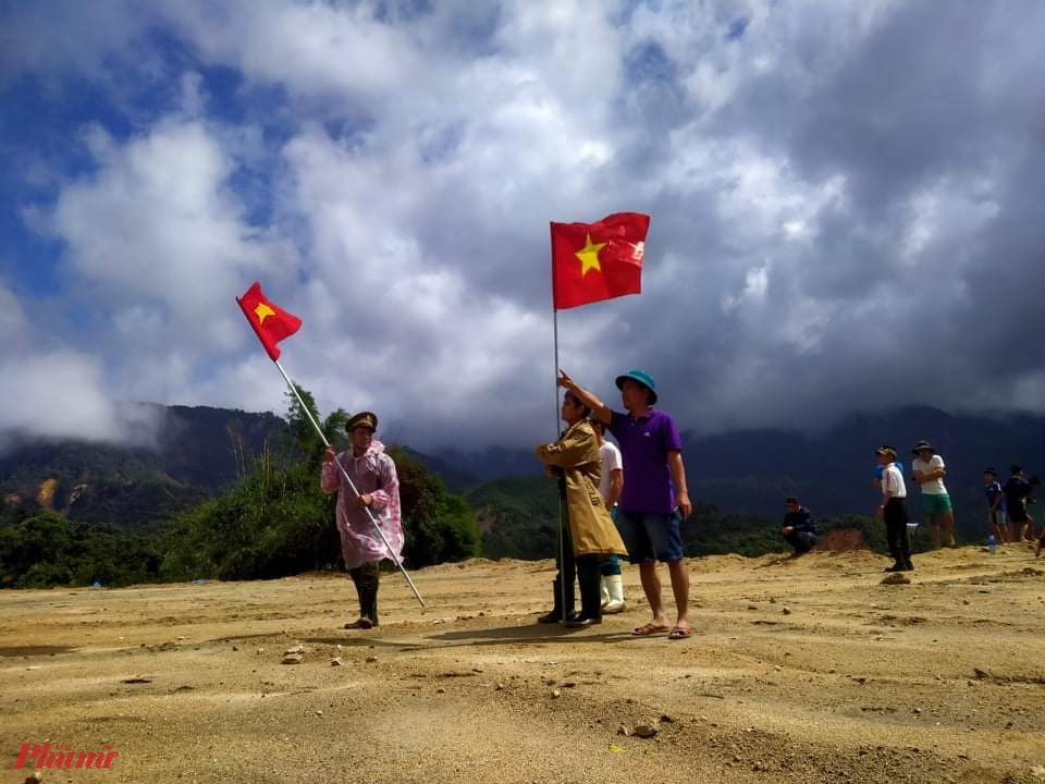 Người dân Phước Lộc dùng lá cờ tổ quốc để ra hiệu cho máy bay thả hàng cứu trợ