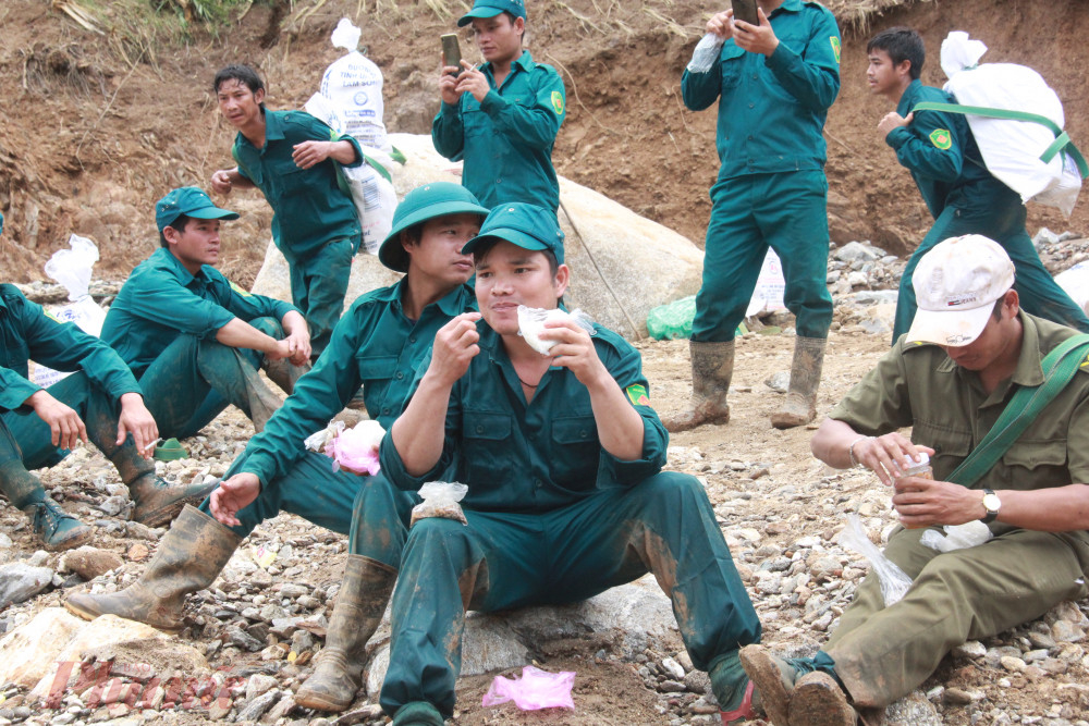 Tranh thủ ăn vội cơm đùm với cá khô để tiếp tục gùi hàng