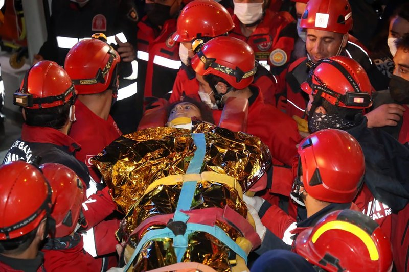 Nhân viên cứu hộ đang đưa Idil Sirin, 14 tuổi, ra khỏi đống đổ nát của tòa nhà sập trước đó 58 giờ do động đất mạnh ở Thổ Nhĩ Kỳ và Hy Lạp - Ảnh: AP/IHA