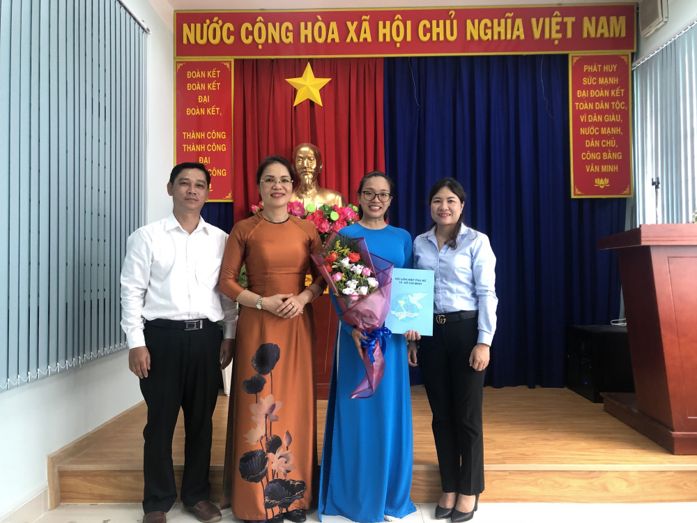 Đồng chí Nguyễn Thị Bích Ngọc được trao quyết định chuẩn y Phó Chủ tịch Hội liên hiệp Phụ nữ Q. 7 nhiệm kỳ 2016 - 2021. Ảnh: Thanh Huyền.